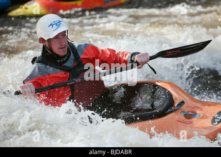 National Whitewater Center, Frongoch, Gwynedd, Nordwales, UK. Kajakfahrer im Wildwasser Kajak fahren am Tryweryn River. Stockfoto