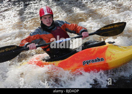 National Whitewater Center, Frongoch, Gwynedd, Nordwales, UK. Kajakfahrer im Wildwasser Kajak fahren am Tryweryn River. Stockfoto