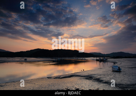 Sonnenuntergang über den rauen Firth von Kippford, ein kleines Küstendorf in Dumfries und Galloway Stockfoto