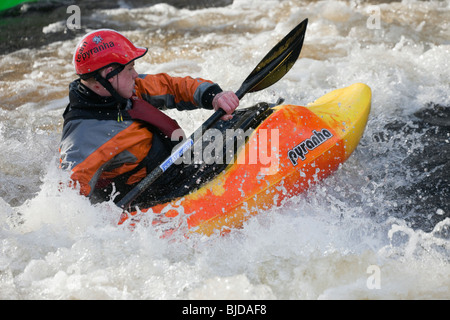 Kajakfahrer im Wildwasser Kajak fahren am Tryweryn River. National Whitewater Center, Frongoch, Gwynedd, Nordwales, UK. Stockfoto