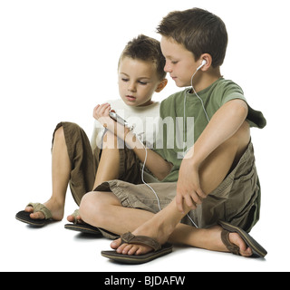 Big Brother und Little Brother mit MP3-Player. Stockfoto