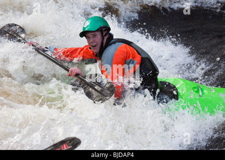 Kajakfahrer im Wildwasser Kajak fahren am Tryweryn River. National Whitewater Center, Frongoch, Gwynedd, Nordwales, UK. Stockfoto