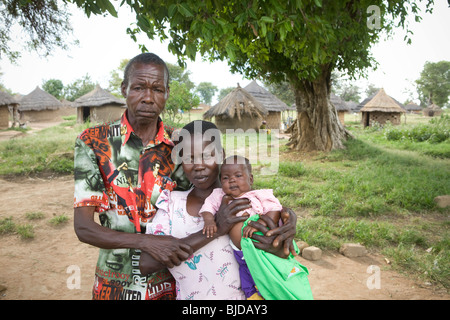 Eine Familie in Acowa Refugee Camp - Amuria District, Teso Subregion, Uganda, Ostafrika Stockfoto