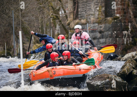 Die Menschen Spaß haben, White Water Rafting auf Tryweryn River an der Welsh National Whitewater Center, Frongoch, Gwynedd, Wales, Großbritannien, Großbritannien Stockfoto