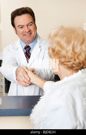 Freundlicher Arzt einen neuen Patienten mit Handschlag begrüßen. Stockfoto