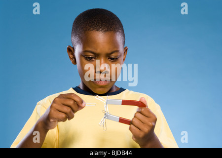 Kind hält ein Magnet. Stockfoto