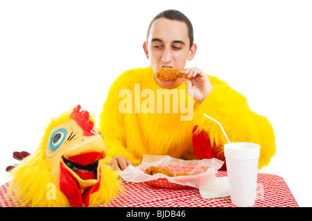 Fast-Food-Arbeiter in Huhn Kostüm nimmt sich eine Auszeit zu Abend zu essen. Isoliert auf weiss. Stockfoto