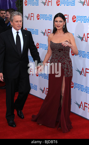 MICHAEL DOUGLAS CATHERINE ZETA-JONES AFI LIFE ACHIEVEMENT AWARD EINE HOMMAGE AN MICHAEL DOUGLAS CULVER STADT LOS ANGELES CA USA Stockfoto