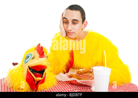 Teenboy deprimiert über das Arbeiten in einem Fastfood-Restaurant. Er macht eine Pause zu Abend zu essen. Stockfoto