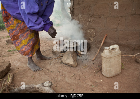 Eine Frau, die kochen in Acowa Refugee Camp - Amuria District, Teso Subregion, Uganda, Ostafrika Stockfoto