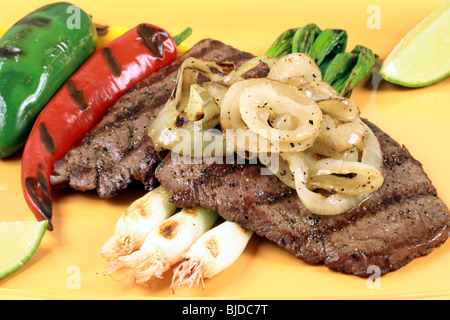 mexikanische saftiges Rindfleisch zur Perfektion dick und geschmackvollen Schnitt mit Peperoni gegrillt Stockfoto