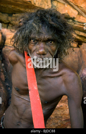 Aborigines elder Tom Noytuna mit roter Speer im Dukaladjarrang eine wichtige Rock-Kunst-Ort in Arnhemland NT Australien Stockfoto