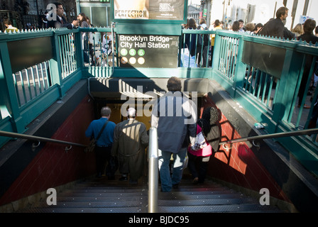 Fahrern betreten und verlassen der Brooklyn Bridge City Hall Station in der u-Bahn in New York Stockfoto