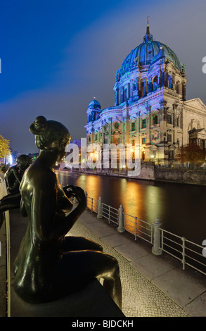 Skulptur "Drei Maedchen Und Ein Knabe" vor dem Berliner Dom während dem Festival der Lichter 2008 in Berlin, Deutschland Stockfoto