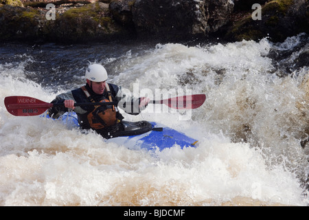 National Whitewater Center, Frongoch, Gwynedd, Nordwales, UK. Kajakfahrer im Wildwasser Kajak fahren am Tryweryn River. Stockfoto