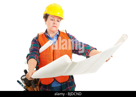 Weibliche Bauarbeiter gehen über die Baupläne für den Job. Isoliert. Stockfoto