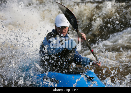 Kajakfahrer im Wildwasser Kajak fahren am Tryweryn River bei National Whitewater Center, Frongoch, Gwynedd, Nordwales, UK, Großbritannien. Stockfoto