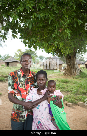 Eine Familie in Acowa Refugee Camp - Amuria District, Teso Subregion, Uganda, Ostafrika Stockfoto