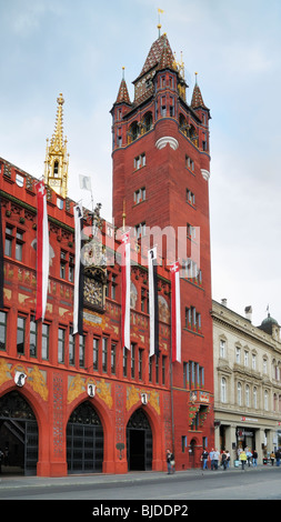 Der Marktplatz der Stadt mit dem historischen Rathaus in Basel, Kanton Basel-Stadt, Schweiz. Stockfoto