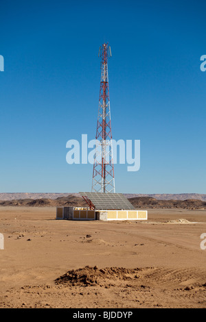 Fernmeldeturm angetrieben durch Sonnenkollektoren, westliche Wüste, zwischen Dakhla und Farafra Oasen, Ägypten Stockfoto