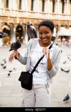 Junge Frau mit Vögel auf ihren Kopf und Schulter. Stockfoto