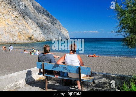 Ein paar Leute am Strand von Perissa, Santorin, Griechenland zu beobachten. Stockfoto