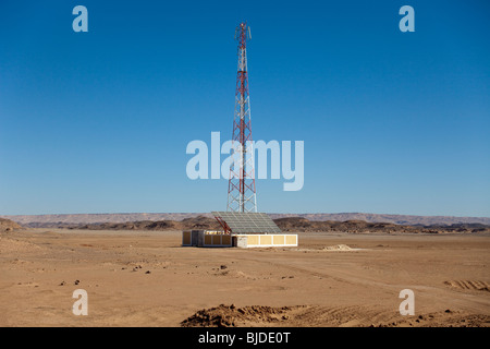 Fernmeldeturm angetrieben durch Sonnenkollektoren, westliche Wüste, zwischen Dakhla und Farafra Oasen, Ägypten Stockfoto