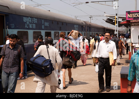 Indien, Kerala, Kochi, Ernakulam Bahnhof Backpacker unter den Fluggästen Zug Stockfoto