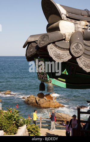 Windspiel auf buddhistischen Tempel Dach, Südkorea (vertikal) Stockfoto