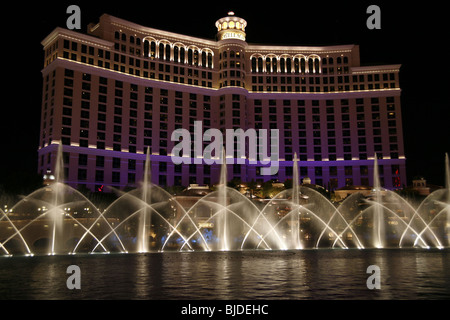 Tanzende Fontänen im Bellagio Hotel und Casino in der Nacht in Las Vegas, Nevada, USA Stockfoto