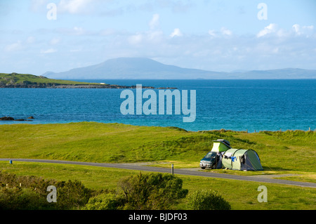 Kleines Wohnmobil mit Seite Vorzelt auf einem Campingplatz am Strand Renvyle Connemara, County Galway, Irland Stockfoto