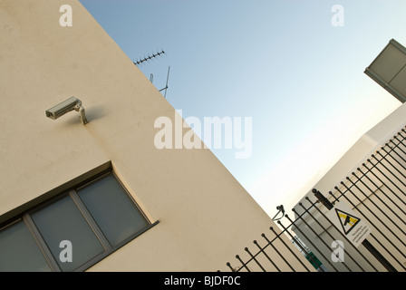 Überwachungskamera auf Gebäude Stockfoto