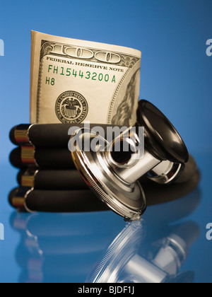 Geld in einem Stethoskop verpackt. Stockfoto