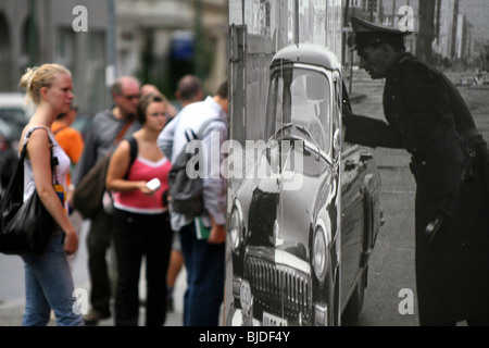 Checkpoint Charlie als touristische Attraktion, Berlin, Deutschland Stockfoto