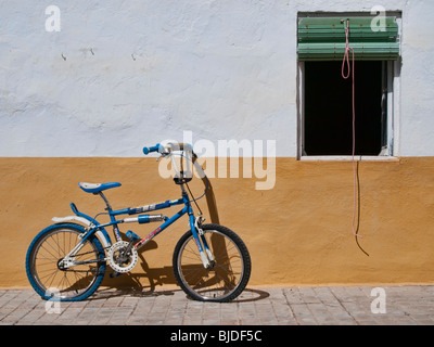 Altes Fahrrad bei sonnigen Street mit flachen Reifen Stockfoto