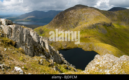 Knocknahillion und Mam Ochóige Tarn Barrslievenaroy, Maumturk Mountains, Connemara, County Galway, Irland Stockfoto