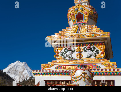 Einen Blick auf eine buddhistische STUPA und MANASLU PEAK steigenden 26.659 Fuß über dem Meeresspiegel von LHO Dorf - NUPRI REGION NEPAL aus gesehen Stockfoto