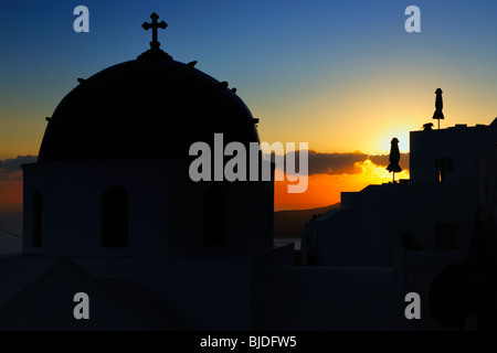 Kirche während des Sonnenuntergangs in das Dorf Imerovigli, Santorin, Griechenland. Stockfoto