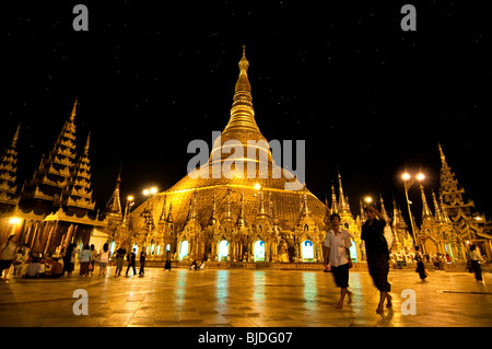 Shwedagon-Pagode bei Nacht, Yangon, Myanmar Stockfoto