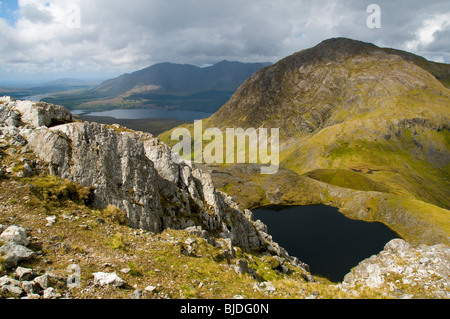 Knocknahillion und Mam Ochóige Tarn Barrslievenaroy, Maumturk Mountains, Connemara, County Galway, Irland Stockfoto