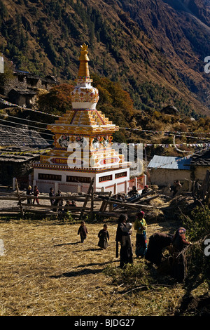 Eine buddhistische STUPA und Dorfbewohner in LHO Dorf auf der ganzen Manaslu Trekking - NUPRI REGION NEPALS Stockfoto