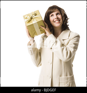 Frau hält ein Geschenk Stockfoto