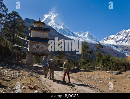 Wanderer zu Fuß unter einem Stupa in der Nähe von MANASLU PEAK bei 26759 ist der 8. höchste Berg in der Welt - NUPRI REGION NEPALS Stockfoto