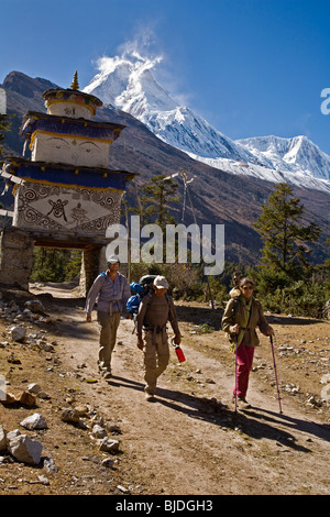 Wanderer zu Fuß unter einem Stupa in der Nähe von MANASLU PEAK bei 26759 ist der 8. höchste Berg in der Welt - NUPRI REGION NEPALS Stockfoto