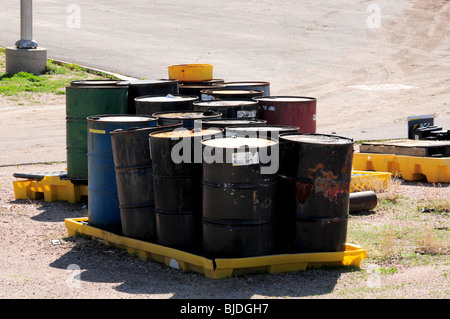 Metallfässer, enthält giftige Substanzen sitzen an einer Wasseraufbereitungsanlage in Tucson, Arizona, USA. Stockfoto