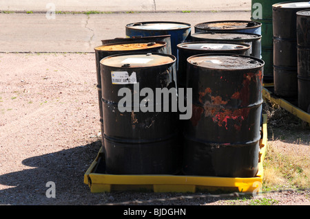 Metallfässer, enthält giftige Substanzen sitzen an einer Wasseraufbereitungsanlage in Tucson, Arizona, USA. Stockfoto