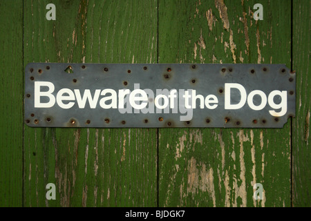 "Beware of the Dog" Zeichen auf ein hölzernes Tor Stockfoto