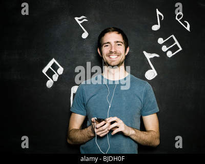 Mann gegen eine Tafel Stockfoto