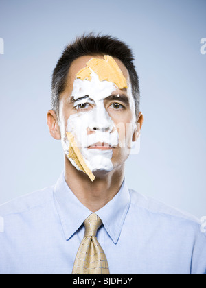 Mann mit Torte im Gesicht Stockfoto