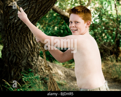 Junge mit Seil Stockfoto